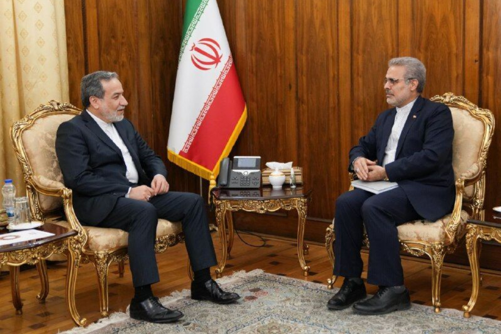 عراقجي يدعو لتعزيز العلاقات بين طهران وكراكاس
