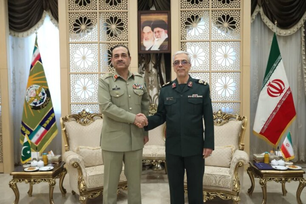 اللواء باقري: إيران وباكستان لديهما عزم راسخ للقضاء على الإرهاب