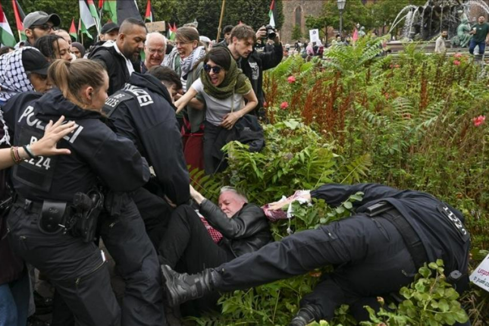德国警察在柏林袭击加沙支持者