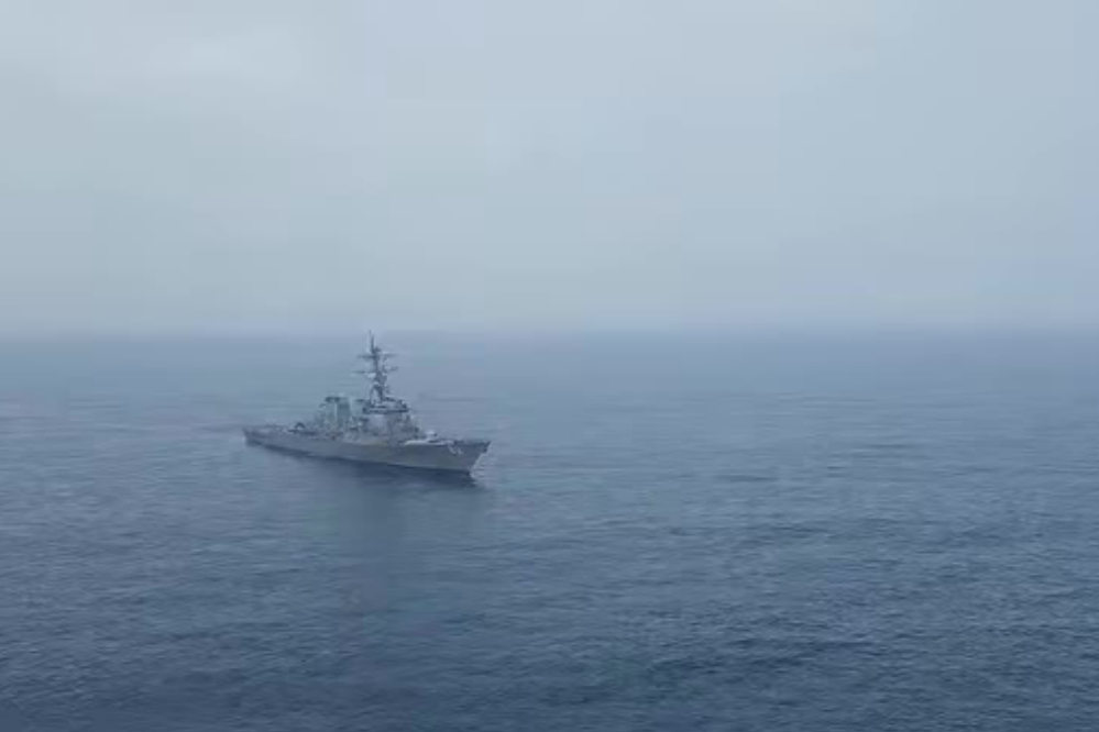 美国驱逐舰在海军迅速反应下驶离伊朗控制水域