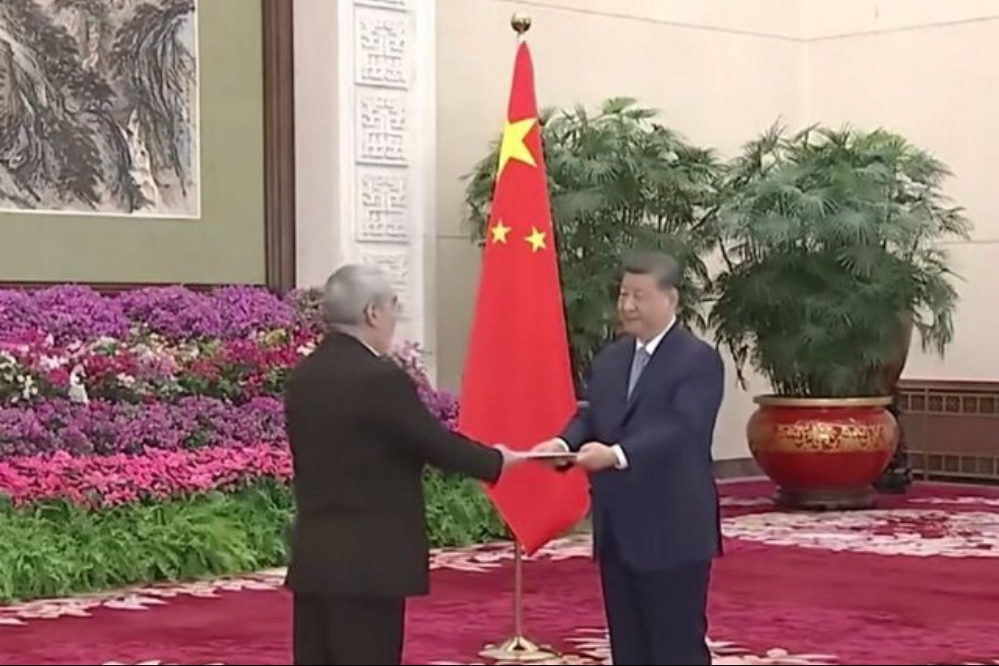 伊朗新任驻华大使向伊朗总统递交国书