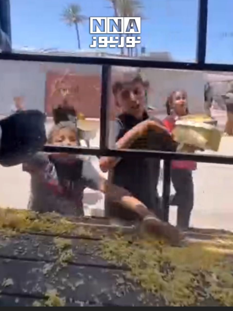 המצב הקשה של ילדים רעבים בעזה כשהם ממתינים בתורים למזון