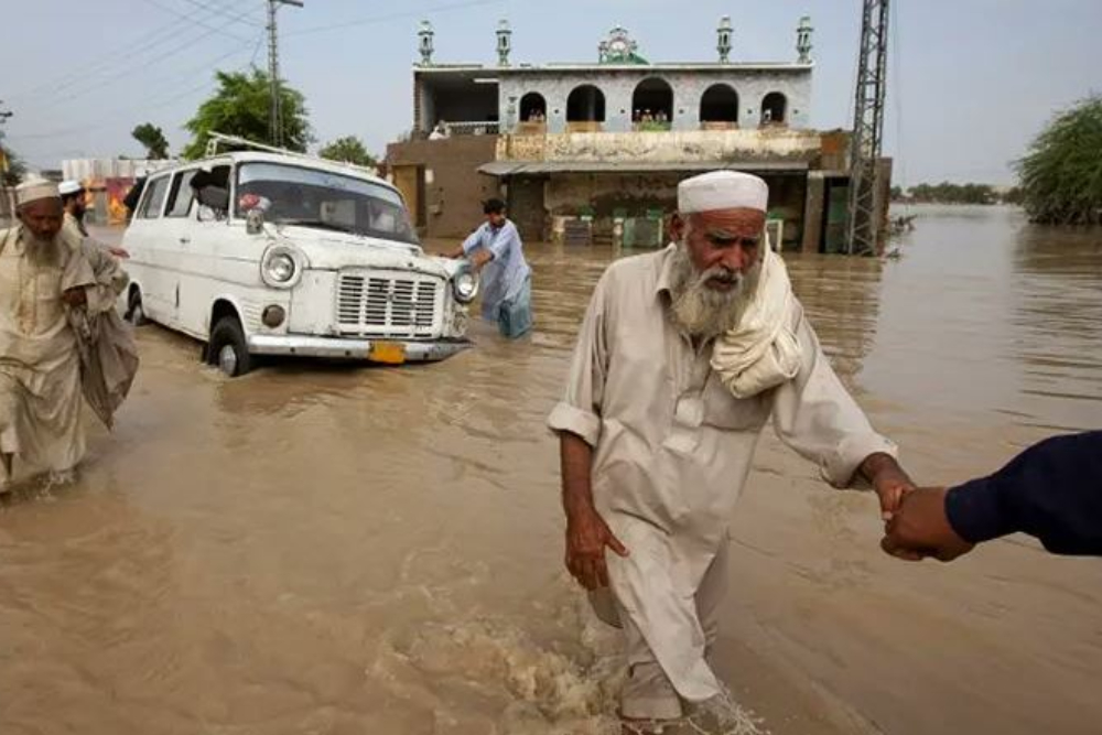 بالفيديو..فيضانات في باكستان تودي بحياة أكثر من 320 شخص
