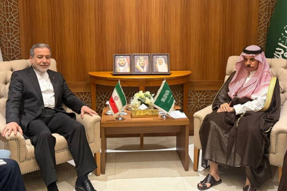 عراقجي وبن فرحان يؤكدان على ضرورة تعزيز التنسيق بين الدول الإسلامية لوقف الإعتداءات الصهيونية