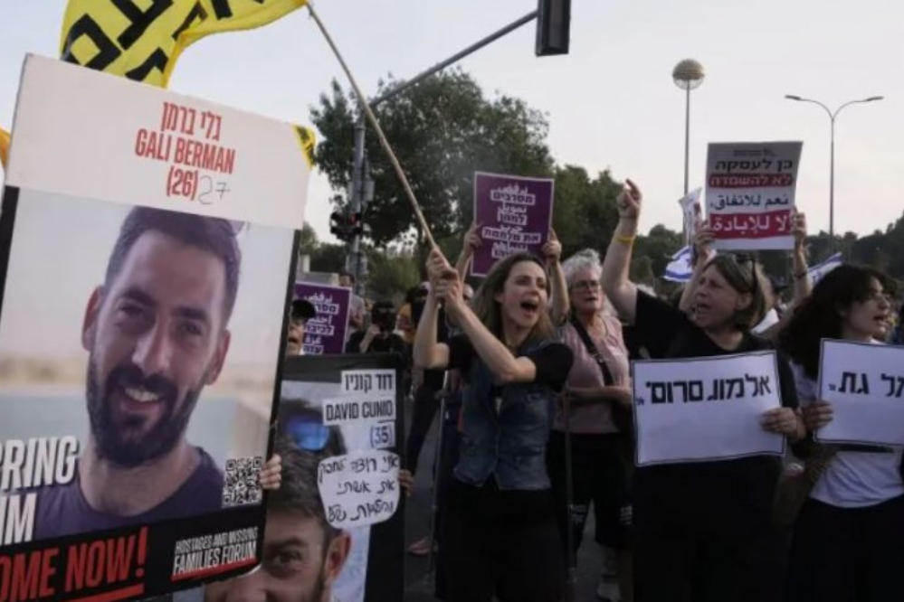 הפגנה מול ביתו של נתניהו בדרישה לעסקת חילופי שבויים