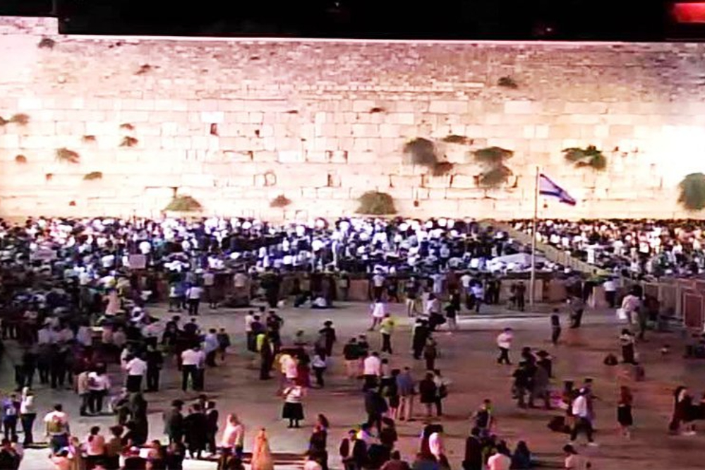 מאות מתנחלים פרצו לכיכר אל-בוראק הסמוכה למסגד אל-אקצא.