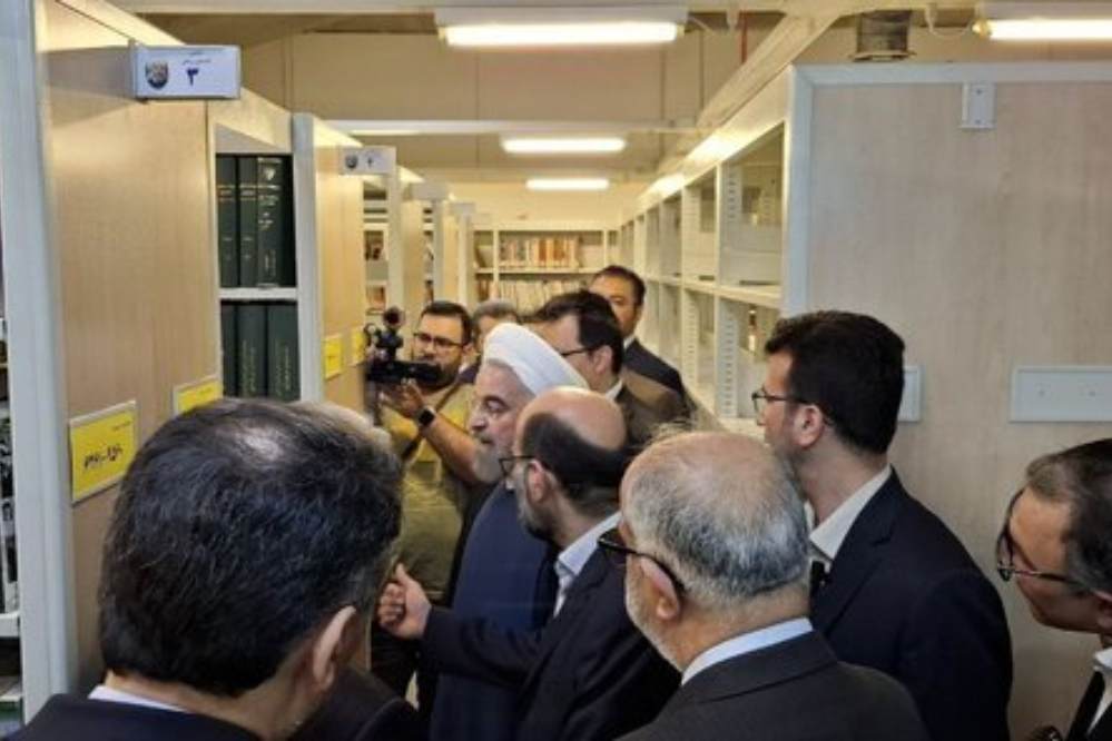 الرئيس الإيراني الاسبق يهدي مكتبته الشخصية الى المكتبة الوطنية في البلاد