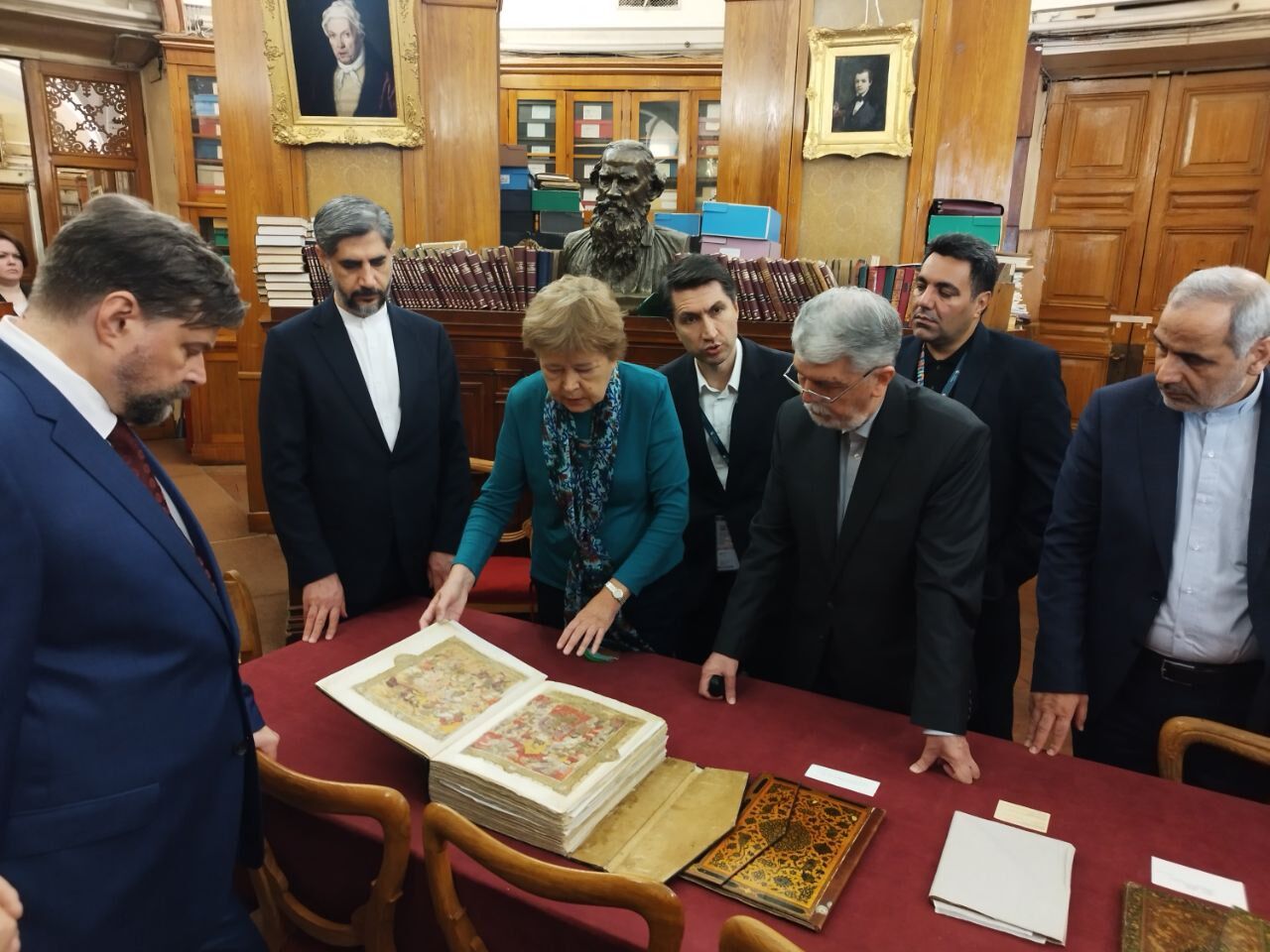 Culture minister calls Iranology in Russia a strategic opportunity