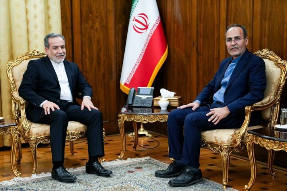 السفير الإيراني لدى ليبيا يلتقي عراقجي