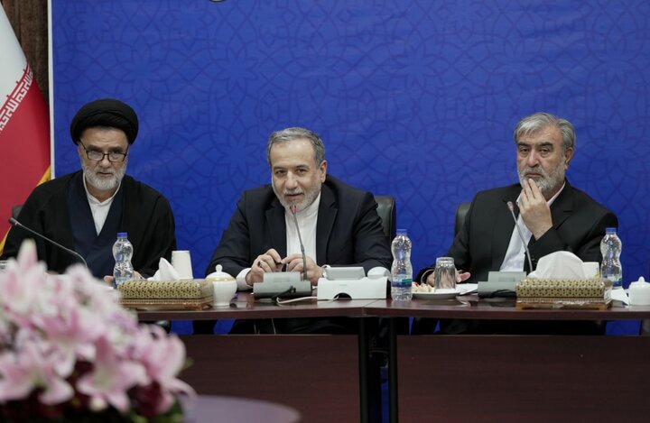Iran's FM holds meeting with senior lawmakers