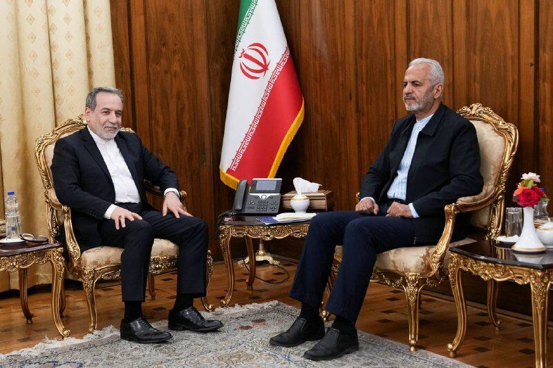 Araghchi meets with Iran’s envoy in Afghanistan