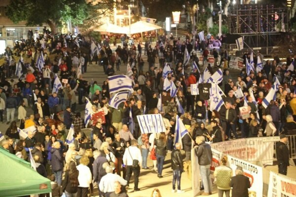 Демонстрация протеста перед домами 26 сионистских министров
