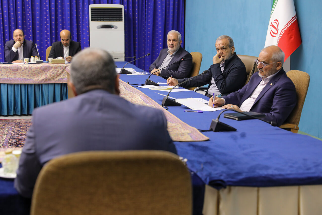 Pezeshkian calls for accelerating energy production with solar power plants