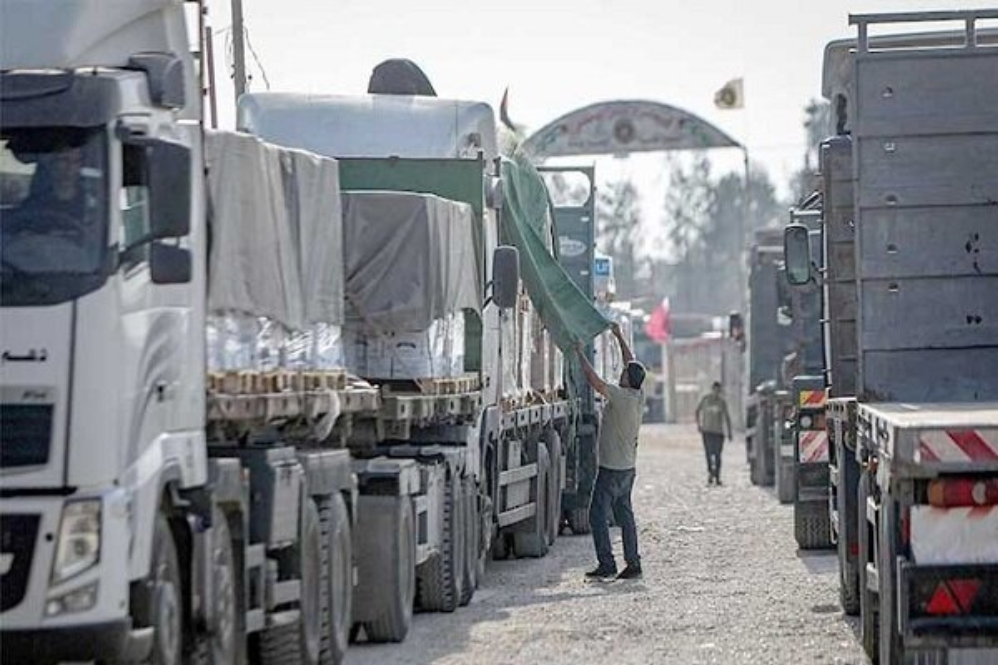 Грузовики с гуманитарной помощью прибыли в город Газа