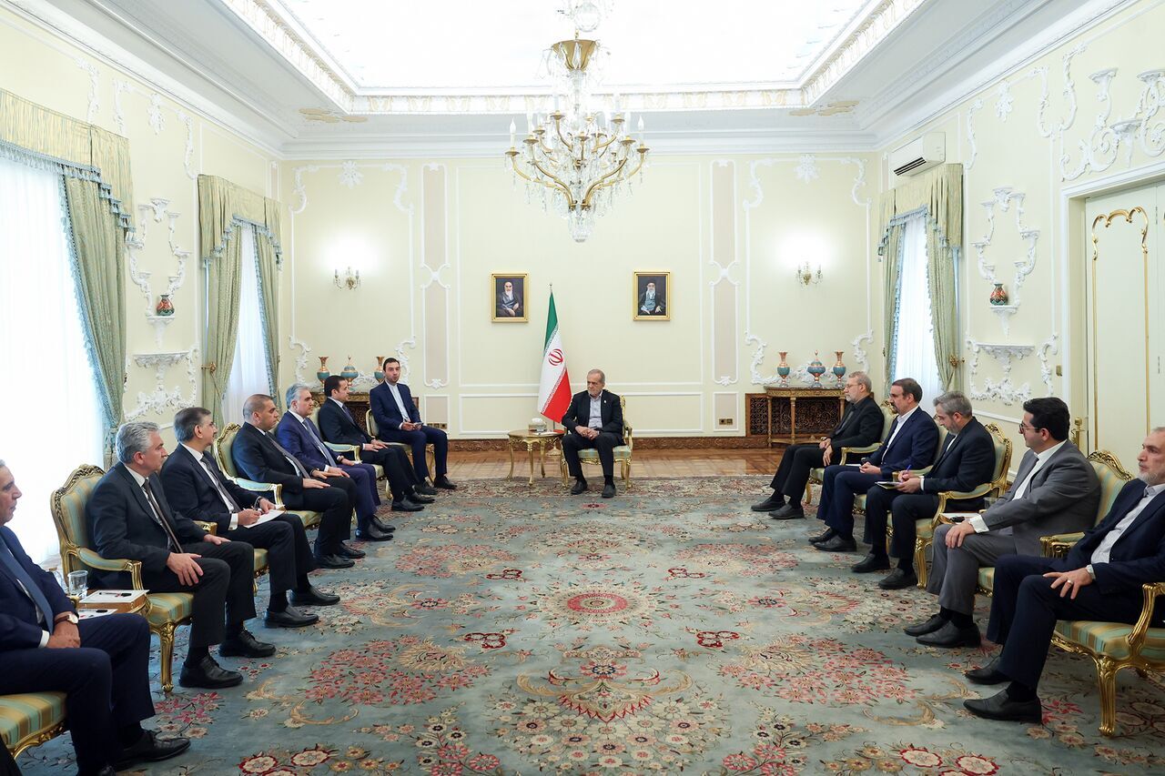 President Pezeshkian emphasizes significance of Iran-Iraq rail transport connectivity