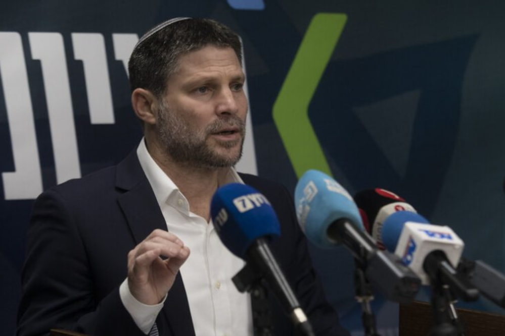 סמוטריץ' תוקף שוב את ריאד, וסופר סעודי מגיב.