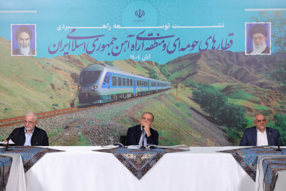 الرئيس الايراني يؤكد ضرورة استكمال خطوط السكك الحديدية