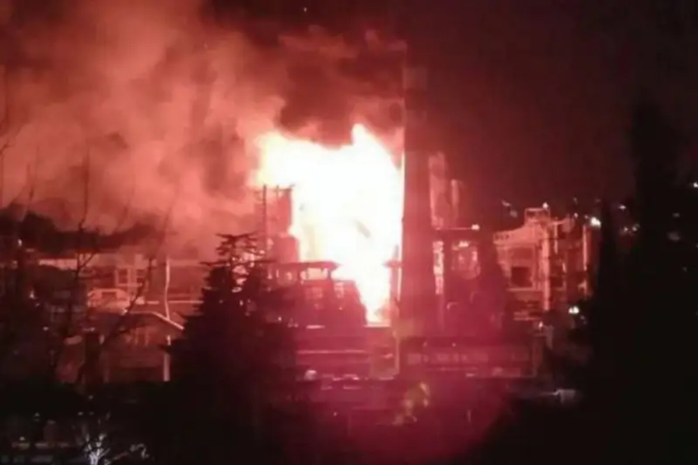 乌克兰无人机袭击图阿普谢港，俄罗斯油轮起火