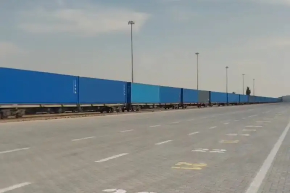 俄罗斯首列货运列车抵达阿普林陆港