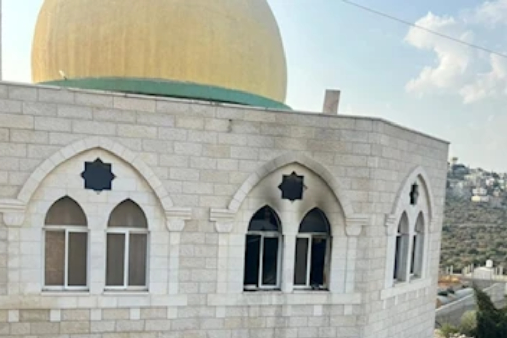 מתנחלים שורפים מסגד מצפון-מערב לסלפית; מעצרים נרחבים בגדה המערבית