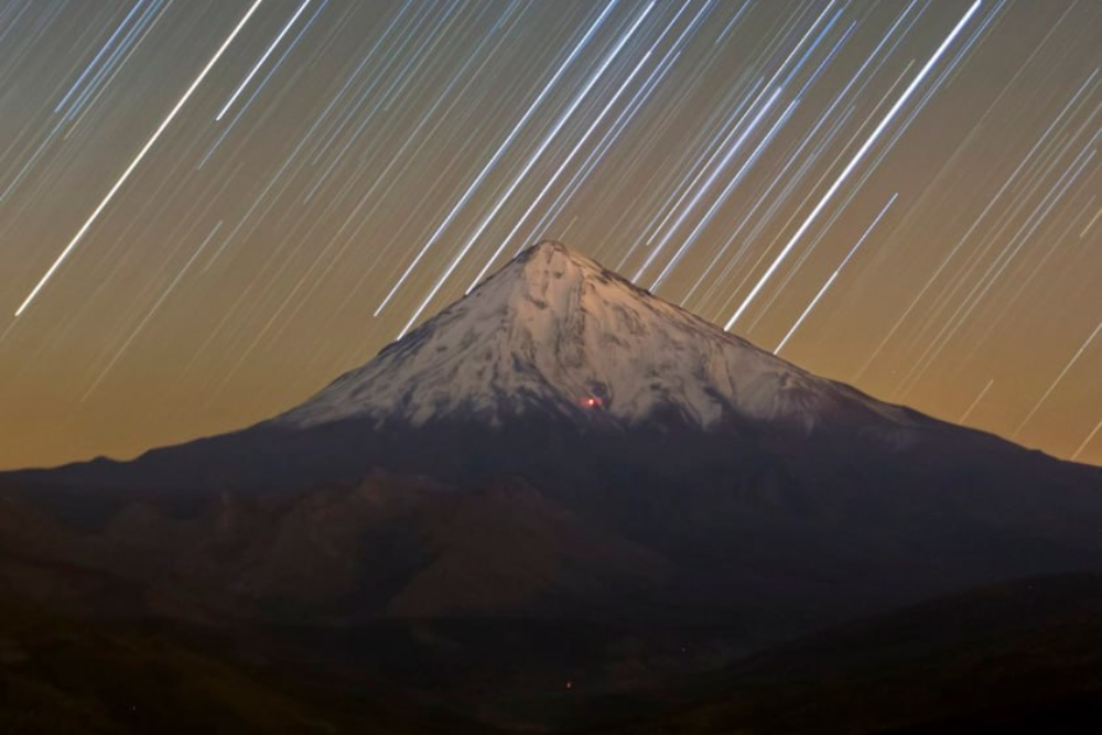 رد نور ستاره های صورت فلکی شکارچی بر فراز دماوند در مدت 20 دقیقه عکاسی