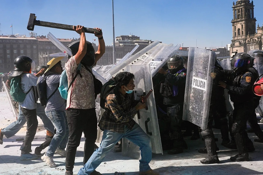 اعتراضات در مکزیک؛ 20 معترض و 100 پلیس زخمی شدند