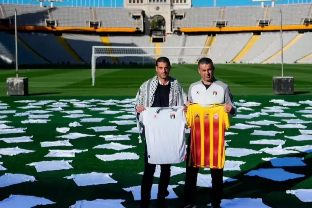 نمایش جنایت اسرائیل در ورزشگاه بارسلونا