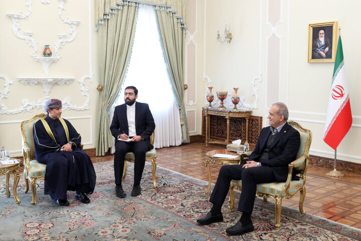 Pezeshkian emphasizes strengthening of Iran–Oman ties