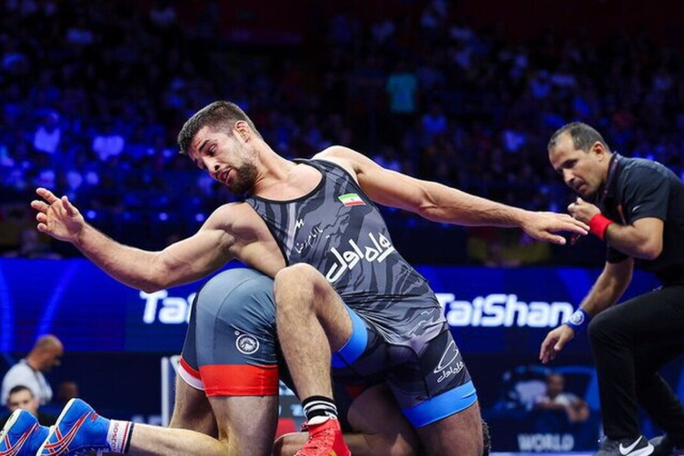 مدال طلا بر گردن یونس امامی