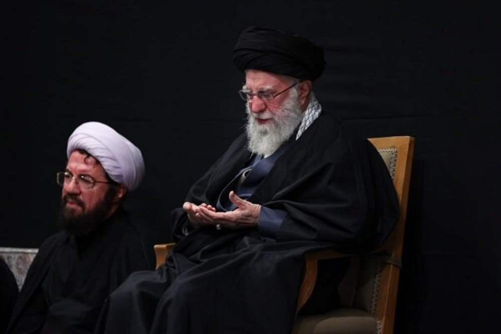 چهارمین شب عزاداری شهادت حضرت زهرا(س) با حضور رهبر معظم انقلاب برگزار شد+ فیلم