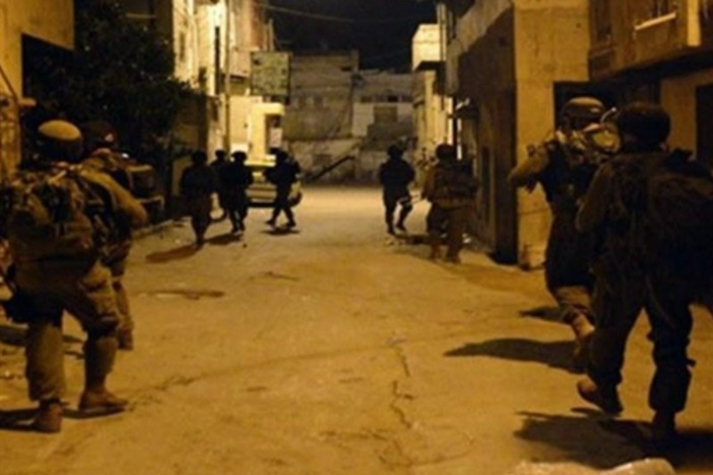 الكيان الصهيوني يصعد عدوانه .. مداهمات وإصابات واعتداءات في الضفة