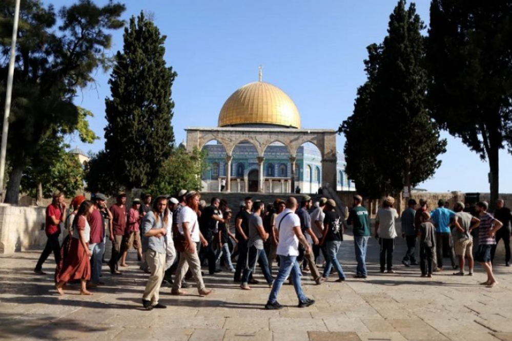 מתנחלים פרצו למסגד אל-אקצא תחת חסות כוחות הכיבוש.