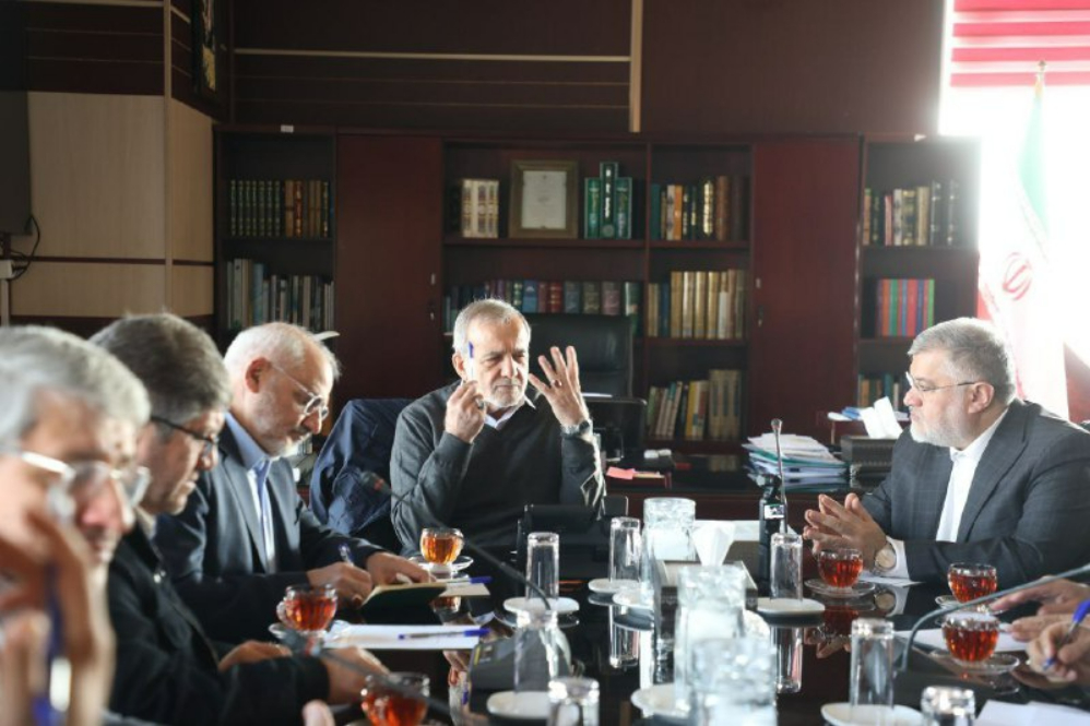 تاکید پزشکیان بر توسعه شبکه ریلی تهران