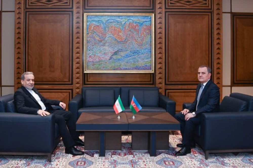אראגצ'י נפגש עם שר החוץ של אזרבייג'ן בבאקו