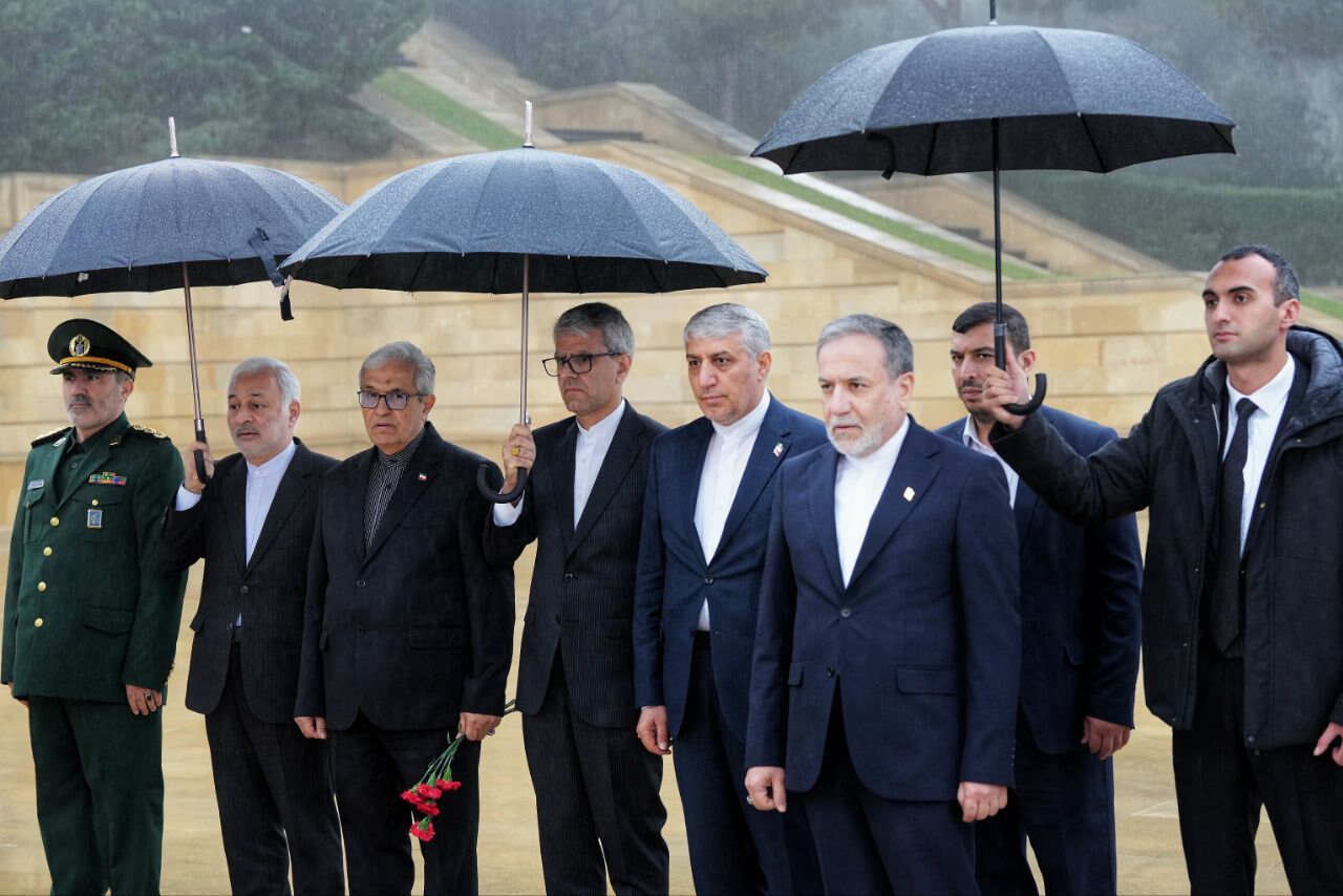 FM Araghchi pays tribute to Azeraijani martyrs in Baku