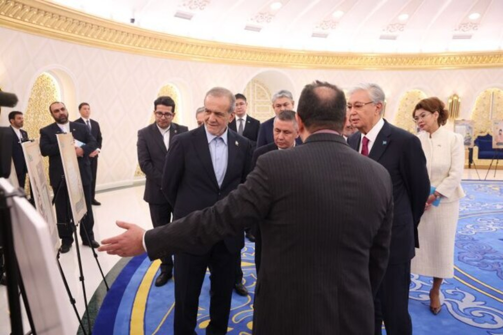 بزشكيان يزور معرض الوثائق التاريخية الإيرانية حول آسيا الوسطى