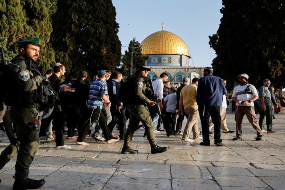 כוחות הכיבוש מאבטחים את ההסתערות על מסגד אל-אקצא ואתרים דתיים בשכם על ידי מתנחלים קיצונים.