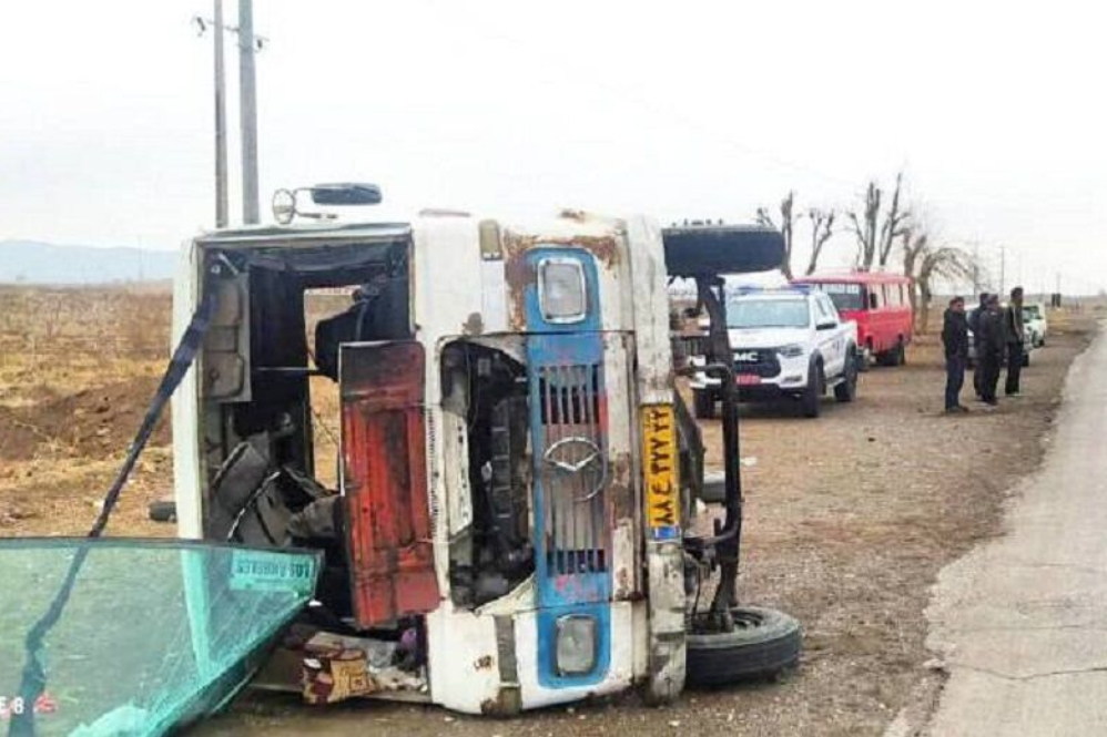 14 مجروح در واژگونی مینیبوس مدرسه در جاده نیشابور + علت حادثه