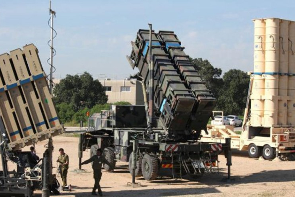 על ידי רכישת ה"חץ 3" (Hits 3), גרמניה מממנת את ממשלת הכיבוש ב-6.7 מיליארד דולר.