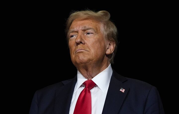 Trump threatens Caracas with blockade, does not rule out war