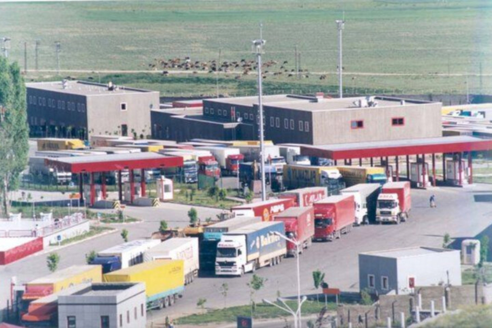 ايران تصدر بضائع بقيمة 1.89 مليار دولار من معبر مهران الحدودي