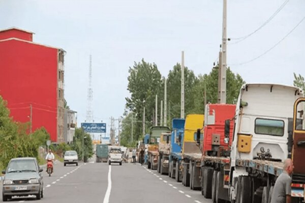 إيران واذربيجان تتفقان على زيادة حركة الشاحنات اليومية عبر معبر أستارا