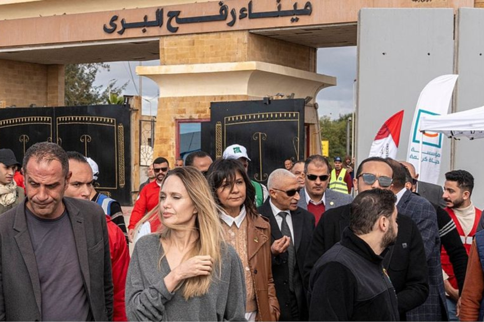 אנג'לינה ג'ולי מבקרת במעבר רפיח וצופה במשלוחי סיוע לעזה.