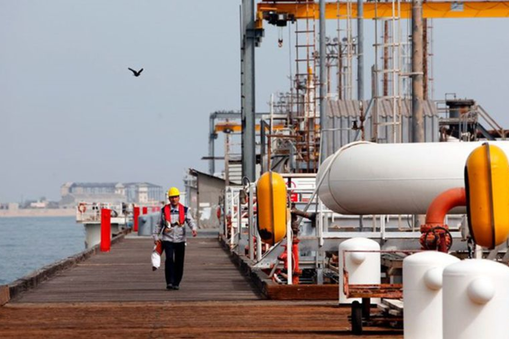 תורם רפובליקני מציע הצעה לרכוש בתי זיקוק ונצואליים בארצות הברית.