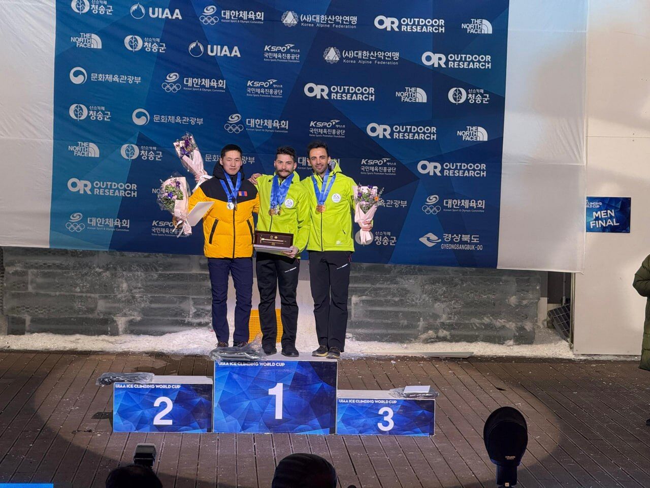 Iranian athletes win gold, bronze medals at UIAA Ice Climbing World Cup