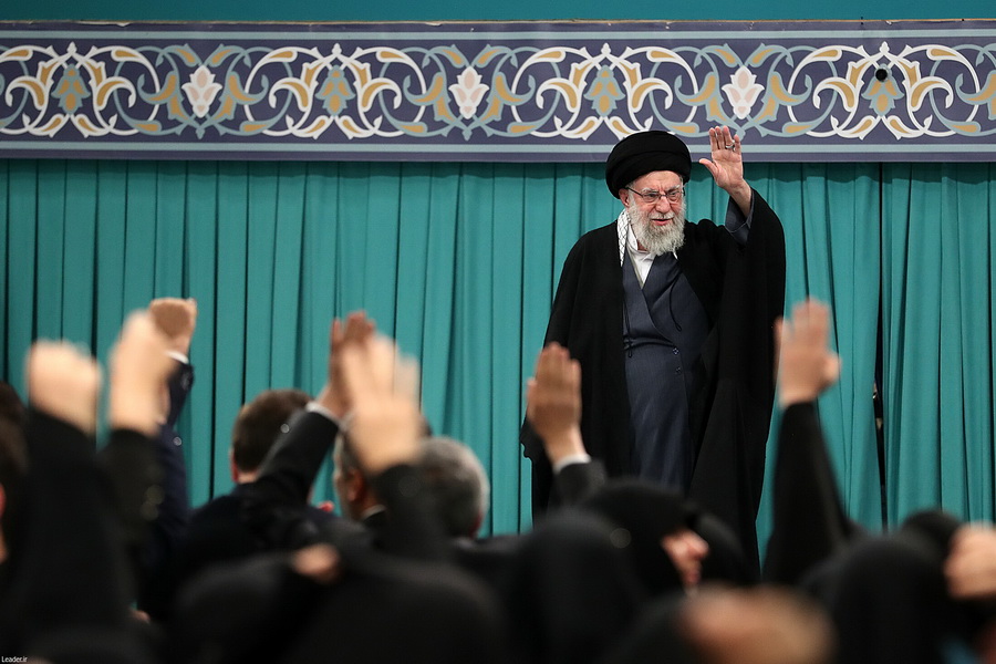 图片新闻：伊朗最高领袖在德黑兰会见数千名各界人士