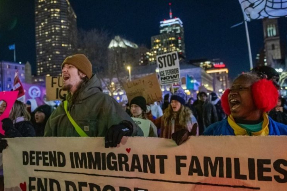 مظاهرات غاضبة في أمريكا: آلاف ينددون بـ"وحشية" سياسات ترامب ضد المهاجرين