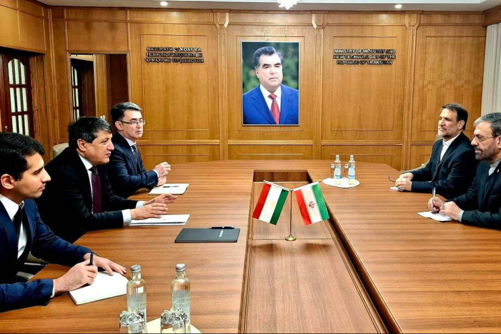 إيران تتفق وطاجيكستان حول تطوير التعاون الصناعي والتقني