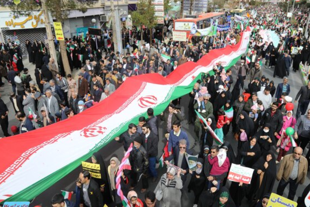 חיזבאללה מברך את איראן לרגל יום השנה לניצחון המהפכה האסלאמית: הקשה על תופי המלחמה נגדה מעידה על גידול ביעילותה