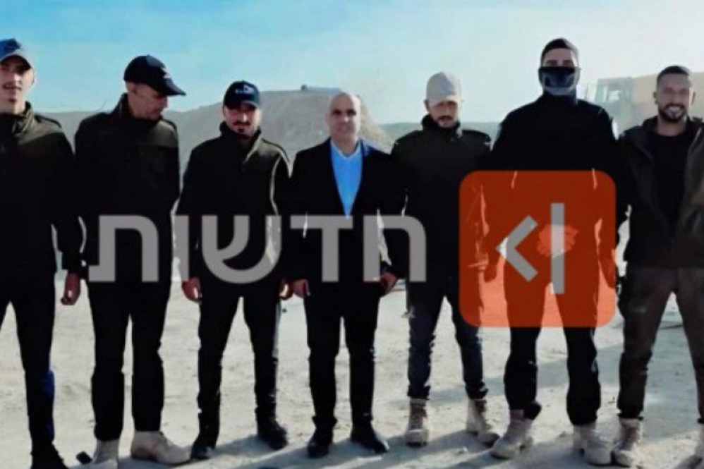 מיליציית 'אבו שבאב' עורכת חיפושים אחר פלסטינים במעבר רפיח.